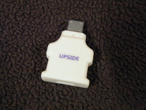 片面仕様なので「&thinsp;UPSIDE&thinsp;」と印字してある