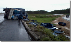 Caminhão transportava caixas d´água que pesa 14 mil kg