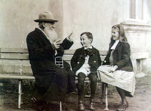 Tolstoy_and_his_grandchildrens