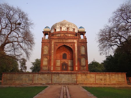 24. Mormantul barbierului.JPG