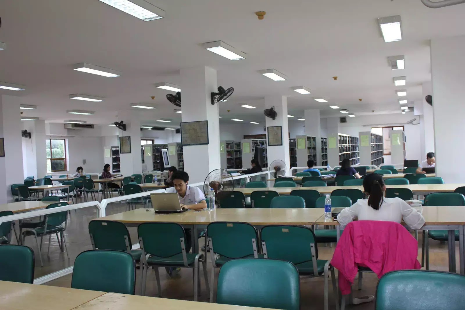 Một phòng đọc của Thư viện Quốc gia thưa vắng người đọc ngày 5-12.