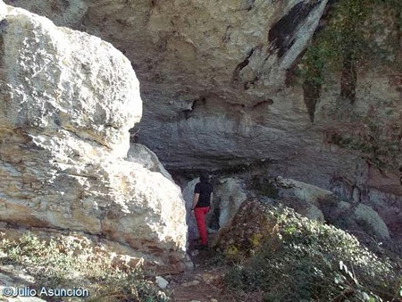 Cueva de Alaiz - Grandes rocas que limitan la cavidad sur Cueva de Alaiz - Grandes rocas que limitan la cavidad sur