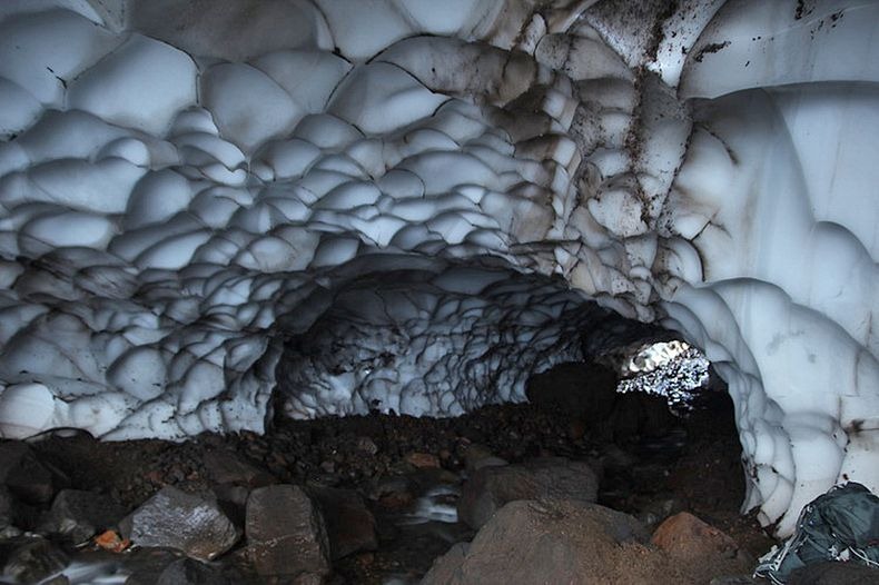 kamchatka-ice-tunnel-4