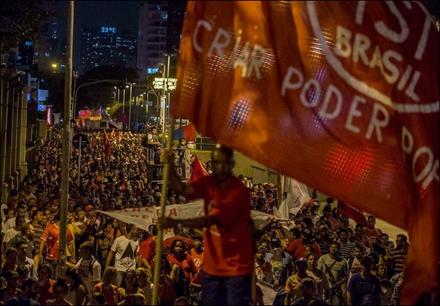 The first major public protest against the water crisis in São Paulo was held at the Iguatemi Mall, on 26 February 2015. Protesters want to hold the government of São Paulo and Sabesp responsible for the crisis, and to ask for measures to reduce the impact of the crisis on the poorest population (which has been the most affected by the water rationing, despite official denials). Photo: Marlene Bergamo
