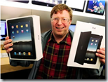 Consumista mostrando un producto que considerará obsoleto un año después Consumista mostrando un producto que considerará obsoleto un año después