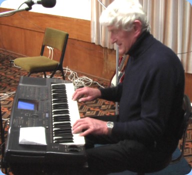 Professional musician, Bennie Gunn, brought along his favourite keyboard - his Technics KN2000. Probably the most advanced keyboard when released and still sounding terrific today - especially in the hands of a consumate 'pro'. Excellent music and musicianship.