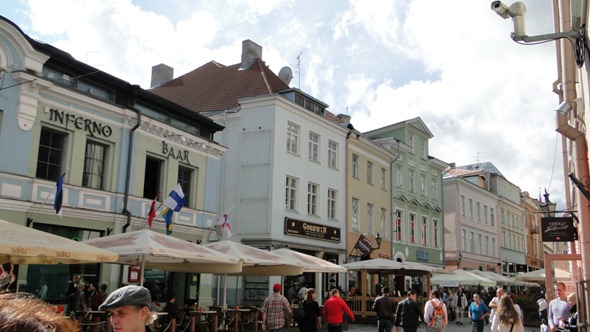 Rua lotada em Tallinn