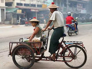 Đất nước mà đàn ông mặc váy và ăn trầu. Ngày nay đàn ông vẫn trung thành với trang phục truyền thống của họ nhưng phong cách đã văn minh hơn rất nhiều. Đất nước mà đàn ông mặc váy và ăn trầu. Ngày nay đàn ông vẫn trung thành với trang phục truyền thống của họ nhưng phong cách đã văn minh hơn rất nhiều.