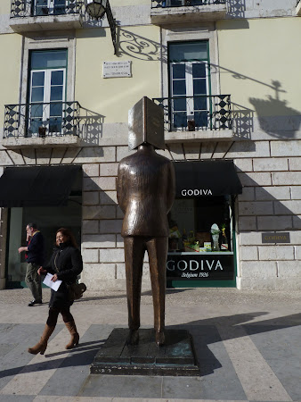 Obiective turistice Lisabona: Statuia lui Pessoa