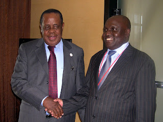 Charles Mwando Nsimba, ministre congolais de la Défense et des Anciens combattants  et son homologue ougandais Charles Kiyonga, 15/12/2011, à l'hotel Munyonyo resort à Kampala