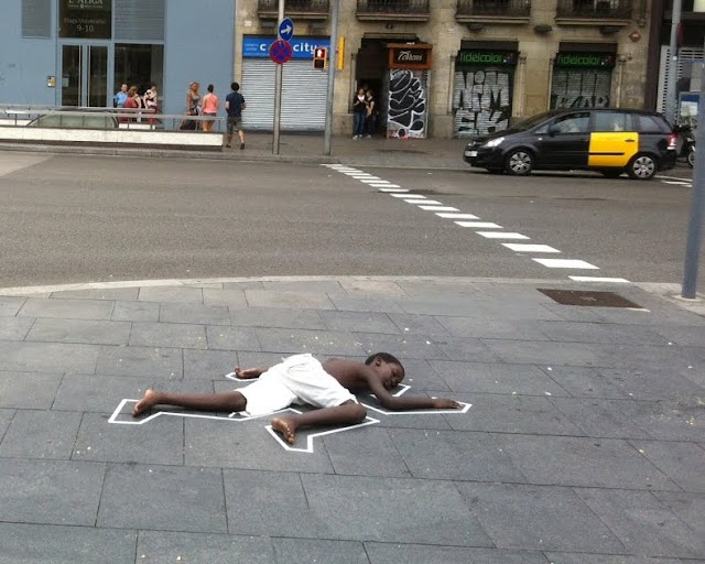 Mèdia / ¿Què hi feia un nen negre, a terra, a plaça Universitat?