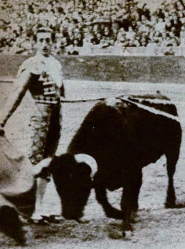 1944-10-25 (p. El Ruedo) Manolete natural mirando tendido Zaragoza - copia