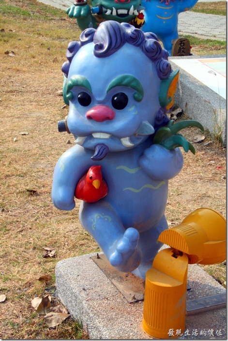 台南-安平劍獅公園-自然將軍。水藍色劍獅－自然將軍，代表人物是「陳煇」，手持艾草，腋下挾著一隻雞。