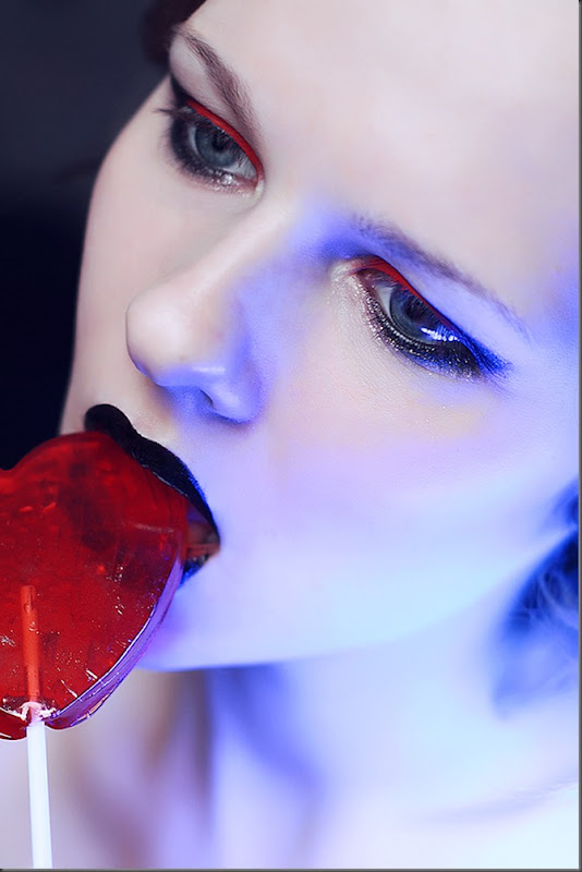 сердце heart сердце,heart,карамель,исскуство макияжа, MUA,леденец,красивое фото девушки,candy, в форме сердца леденец,чёрные губы,красные тени для век,сосать,лизать,день святого валентина,Lollipop,black lips,Valentine's Day red,close up,portrait,face