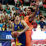 Andrei Mandache incearca sa treaca de David Jansen in meciul de calificare la Eurobasket Slovenia 2013, dintre Romania si Olanda disputat in Sala Transilvania din Sibiu, miercuri 15 august 2012.