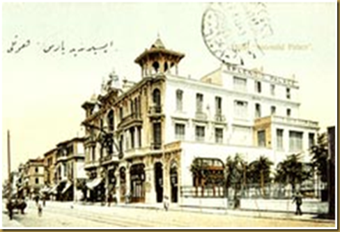 Θεσσαλονίκη 1910. Το πολυτελές ξενοδοχείο «SPLENDID PALACE» στην παραλιακή λεωφόρο. Ήταν ιδιοκτησίας της οικογένειας Αρβέρη και διευθύνονταν από τον Κ. Ρώμπαπα. Το 1917 καταστράφηκε από την πυρκαγιά και το 1923 στη θέση του ανεγέρθηκε το ξενοδοχείο «Mediteranian Palace». (Καρτ Ποστάλ από τη συλλογή του Κέντρου Ιστορίας Θεσσαλονίκης).