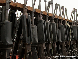 Dans un dépôt d’armes à Kinshasa. Radio Okapi/ Ph. John Bompengo