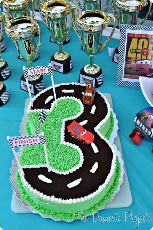 TheDomesticProject - Simple step by step instructions for decorating a Cars cake  (14)