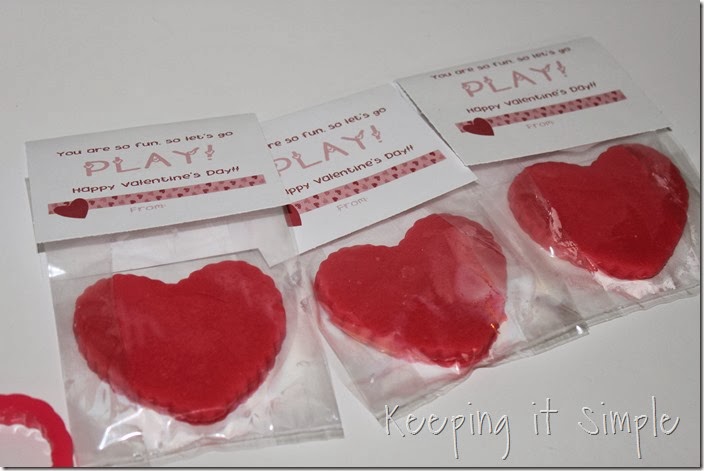 homemade-play-dough-easy-valentine (7)