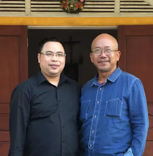 Hoạ sỹ Nguyễn Hưng chụp với linh mục Đặng Hữu Nam ở Nghệ An, Tháng 11/2018. Hoạ sỹ Nguyễn Hưng chụp với linh mục Đặng Hữu Nam ở Nghệ An, Tháng 11/2018.