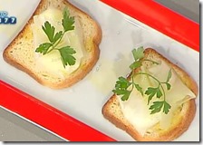 Pacchettini di uova in camicia e porro con pan brioche tostato