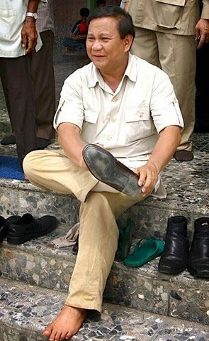 [prabowo%2520pake%2520sepatu%255B5%255D.jpg]