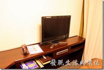 【博多祇園Hotel東名inn】客房內有個小小的液晶電視，這應該是電腦螢幕接電視盒而已，就連書桌也是小小一張，超迷你的的空間。