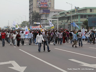 Les partisans de l’opposition marchent sur une des avenues principale de Kinshasa le 1/9/2011, pour la révision du fichier électoral. Radio Okapi/ Ph. John Bompengo