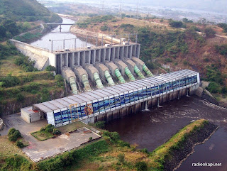 Vue aérienne du barrage hydroélectrique Inga 2 (SNEL). Sur cette photo: le canal, le barrage, les conduites forcées, et la centrale (2005)