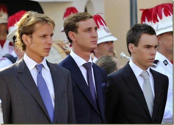 Los hijos de las princesas Carolina y Estefanía de Mónaco, Andrea Casiraghi, Pierre Casiraghi y Louis Ducruet asisten a la ceremonia de entrega de regalos.