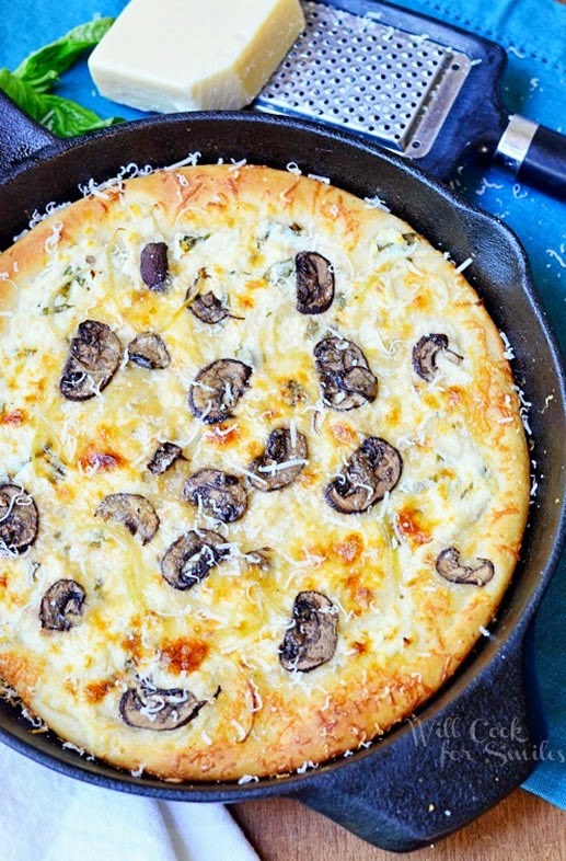 Asiago-Mushroom-Onion-White-Pizza-Skillet-from-willcookforsmiles.com-pizza-whitepizza-skilletrecipes