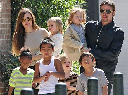 Angelina Jolie y Brad Pitt con sus seis hijos