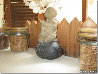 台南Halhali哈拉里咖啡專櫃中正店-餐桌旁可愛的小沙彌雕像。
