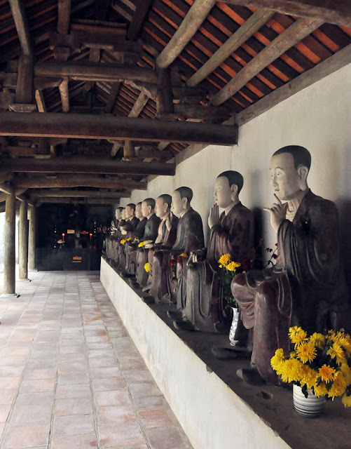 Hai dãy tượng Phật La Hán bên tả, hữu lối từ chùa trung sang chùa thượng