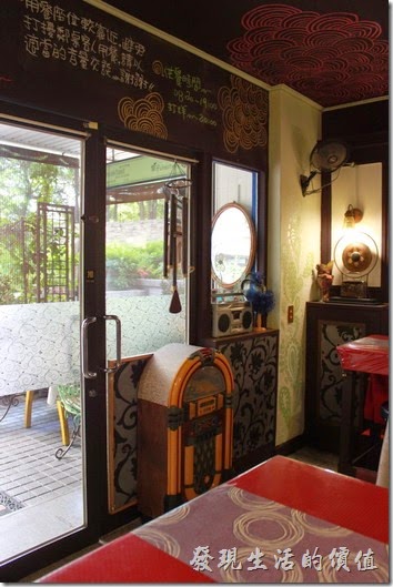 台南栗子咖啡店內的裝潢及景色。