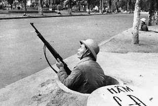 Hầm công sự tại Hà Nội chống máy bay thả bom năm 1972. Hầm công sự tại Hà Nội chống máy bay thả bom năm 1972.