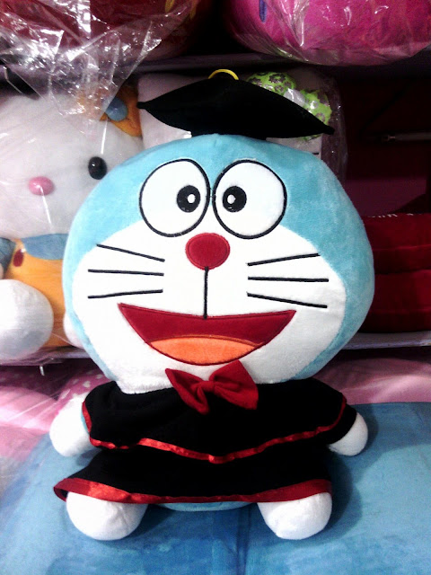 Boneka Doraemon Toga Wisuda