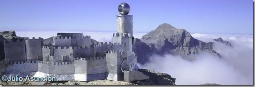Mesa de los Tres Reyes - reproducción del castillo de Javier en la cumbre