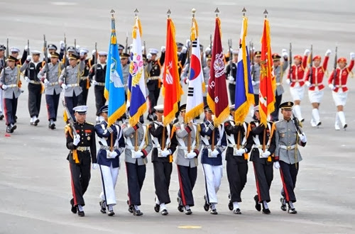 В Южной Кореи прошел масштабный военный парад