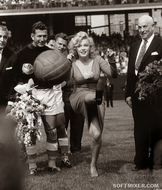 1959 Marilyn MONROE (USA) Actrice aux Etats-Unis.<br /><br />USA. NY. 1959. Marilyn Monore opening a soccer game in NY.<br /><br /><br /><br />Image licenced to Catherine Rouviere Magnum Photos by Catherine Rouviere<br /><br />Usage :  - 3000 X 3000 pixels (Letter Size, A4) <br /><br />© Bob Henriques / Magnum Photos