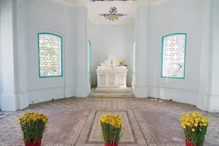 Mộ học giả Trương Vĩnh Ký ở giữa, vợ con hai bên là ba phiến đá lát phẳng với nền nhà mồ. Mộ học giả Trương Vĩnh Ký ở giữa, vợ con hai bên là ba phiến đá lát phẳng với nền nhà mồ.