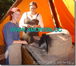 DSC08570 Kvinnor vikingautställning vid romersk ugn vikingatid. Med amorism