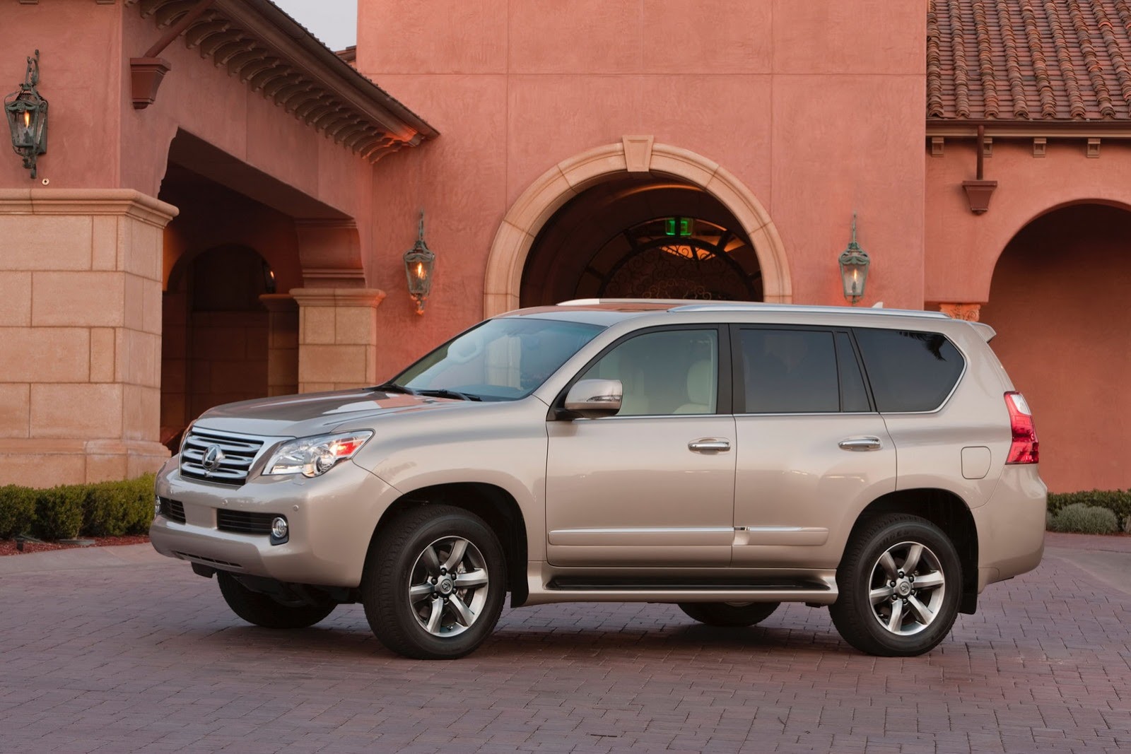 2013-Lexus-GX-4%25255B2%25255D.jpg