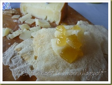 Merenda con pane carasau, pecorino stagionato e miele (7)