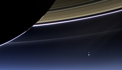 Terra e Lua vista de Saturno