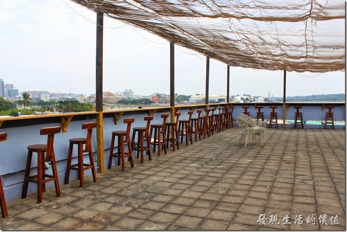 台南-台灣咖啡文化館。台灣咖啡文化館的頂樓陽台可以眺望安平港區及鄰近的區域。