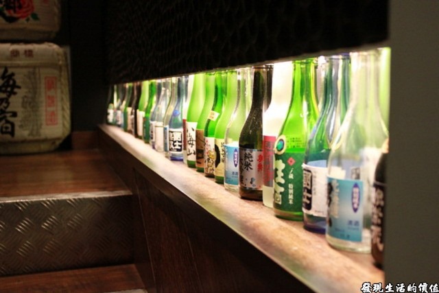 台南-花川日本料理。利用樓梯旁邊的空間打燈擺放各式的酒瓶！多麼簡單又豐富視覺的裝飾！ 