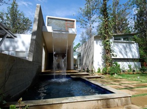 Casa con cascada