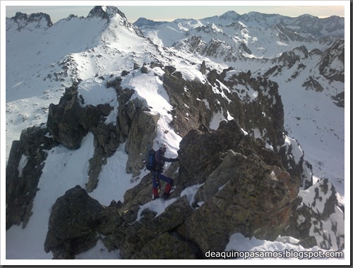 Corredor Noroeste (Izquierda) 300m AD  65º (Pico Serrato 2888m, Pirineos) (Javi) 2517