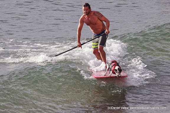 Bastien Desvergnes et "Al" le toutou surfeur